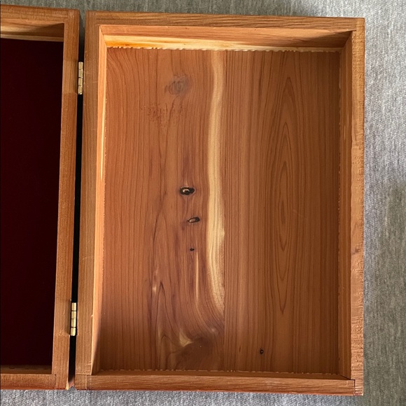 Holy Bible in Cedar Wood Presentation Box - Picture 5 of 16